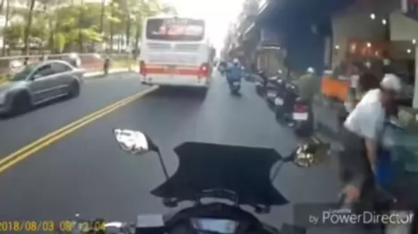 小P孩來襲!騎士禮讓公車卻被「屁孩當場怒罵」接下來「屁孩的舉動」讓網友們全怒了:真的太誇張了!