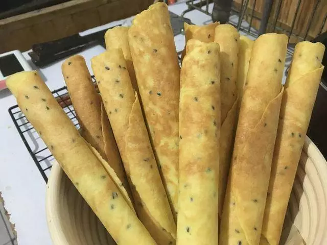 簡單的【蛋卷】平底鍋製作方法,蛋糖香味濃郁,讓我們在家也能最出酥脆可口的蛋卷