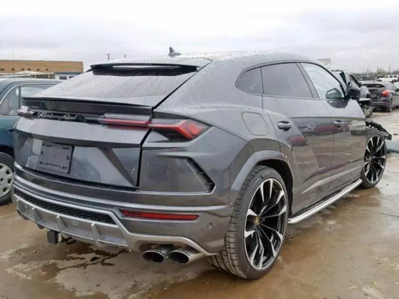全球第一輛撞壞的300萬Lamborghini Urus超級休旅你敢買嗎?