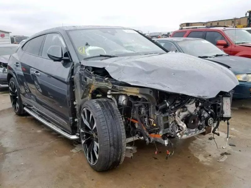 全球第一輛撞壞的300萬Lamborghini Urus超級休旅你敢買嗎?