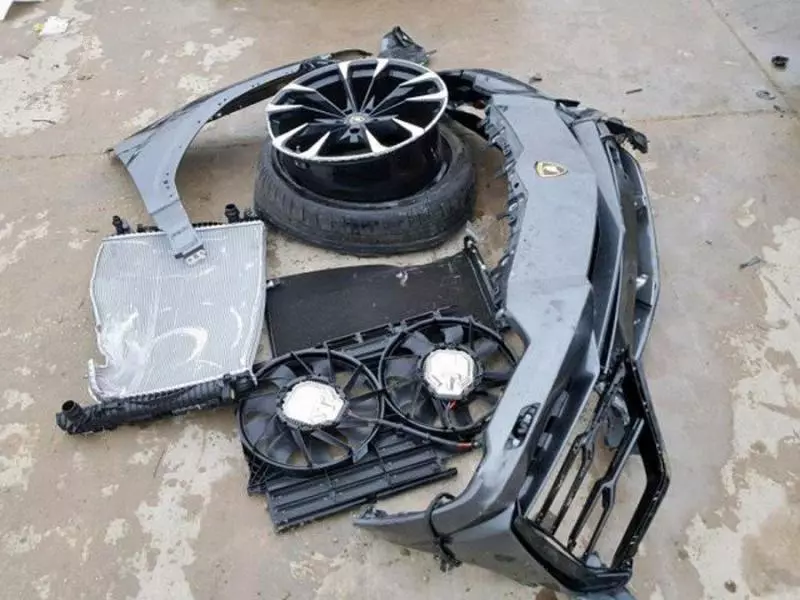 全球第一輛撞壞的300萬Lamborghini Urus超級休旅你敢買嗎?