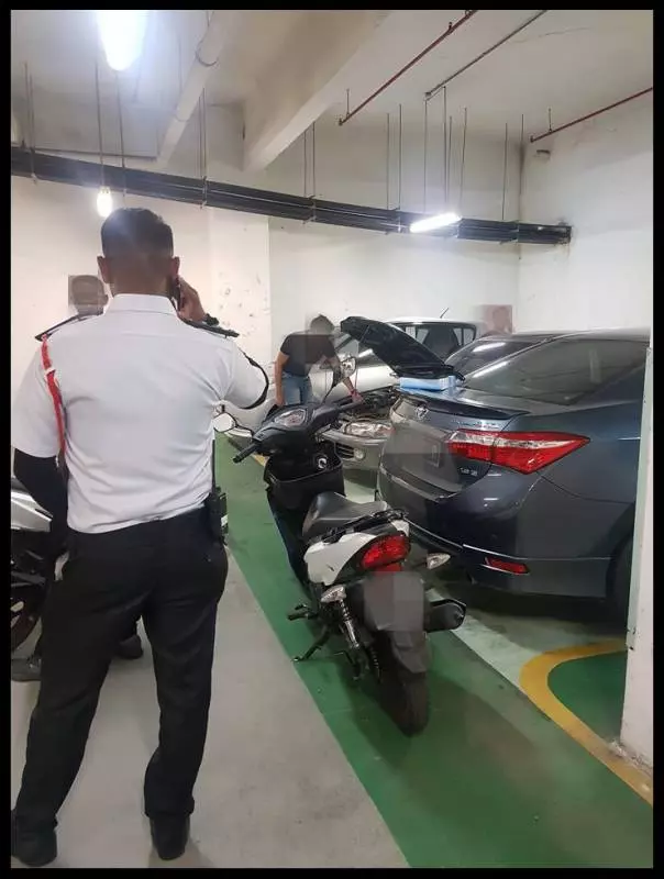 parking在商場停車場,兩輛車電池都不見,網友:這款車需要格外小心!