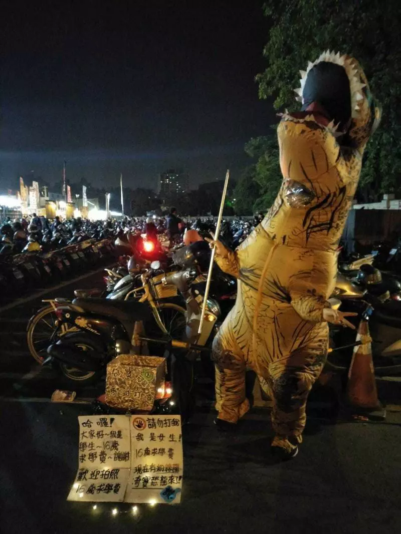「扮恐龍賺學費」遭毆!16歲孝女「與爺爺相依為命」,隔天忍痛表演「一群民眾突然上前」感動眾人!