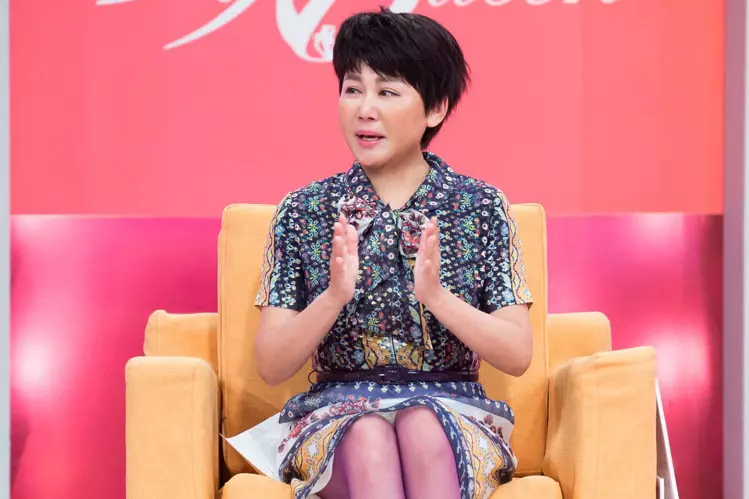 52歲「藍心湄」開心帶爸爸出遊!老父卻因「包著紙 尿 布」感到不好意思讓她瞬間淚崩!