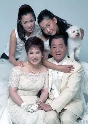 52歲「藍心湄」開心帶爸爸出遊!老父卻因「包著紙 尿 布」感到不好意思讓她瞬間淚崩!
