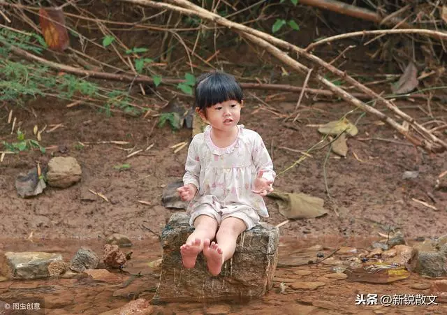 三丫從出生那天起就成了她娘的仇人,娘去世後她終於了理解母親