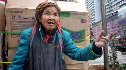 未來兒媳來拜年,吃飯時總掉筷子,婆婆起疑,觀察後,報警