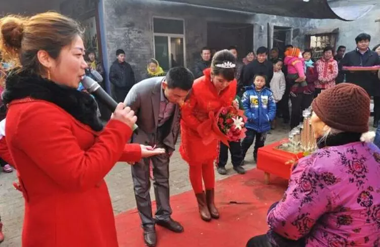 「兒媳婦,俺兒子有房有錢,你連工作都沒有,不想過就離婚 」