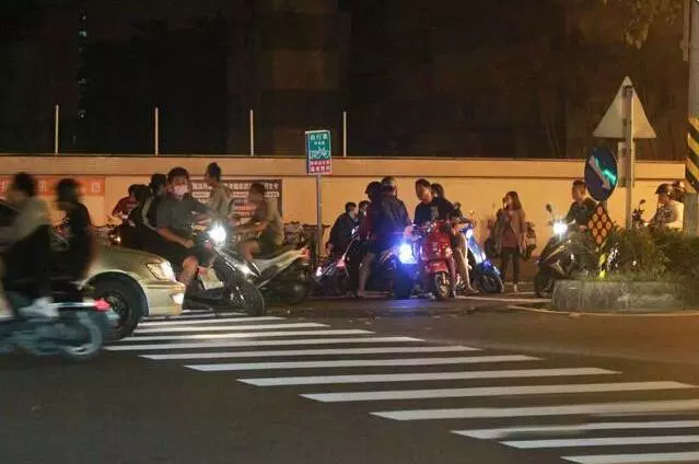 【發生了什麼事?】怎麼凌晨2時左右,檳城街口還聚集了一堆人?還有幾輛警車...