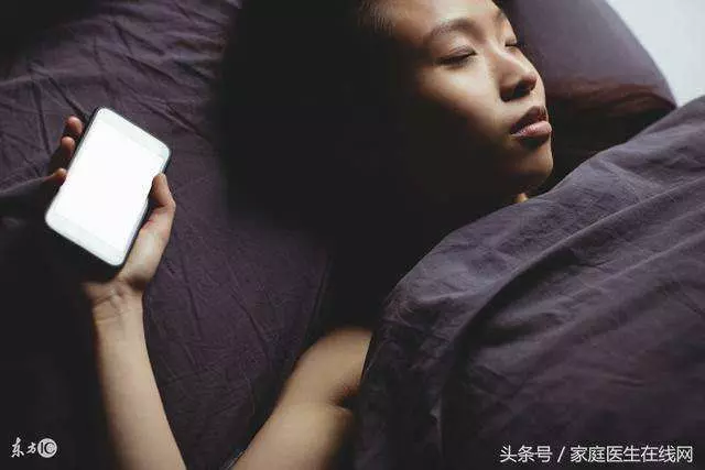 睡覺時手機千萬別放床頭!無線輻射可以造成基因多大傷害?看看文章就知曉了!