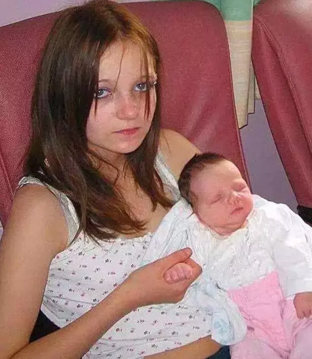 她被親哥哥強迫12歲成為英國「史上最年幼產婦」!經過12年,如今的模樣讓人看了想哭!
