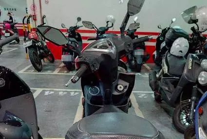 摩托車上放這「神器」再也沒人敢移車!網友笑瘋:想團購了