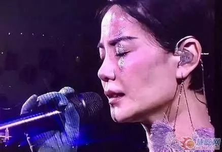 為什麼很多歌手上臺唱歌時要戴耳機呢!耳機裡面放的竟然不是歌!真的長知識了!