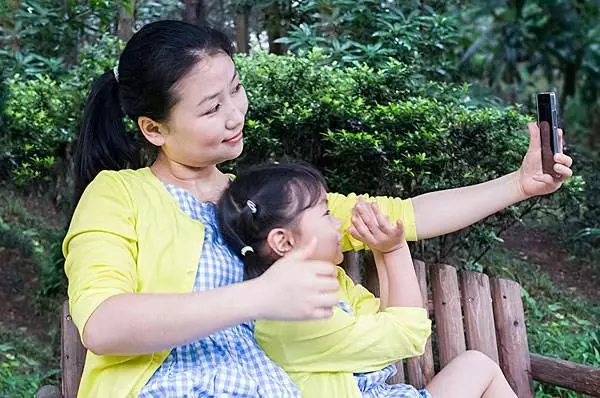 2歲女兒玩手機,不小心設置鬧鐘,淩晨一點響了,我的婚姻結束了!