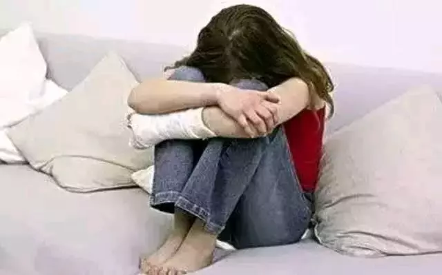 2歲女兒玩手機,不小心設置鬧鐘,淩晨一點響了,我的婚姻結束了!