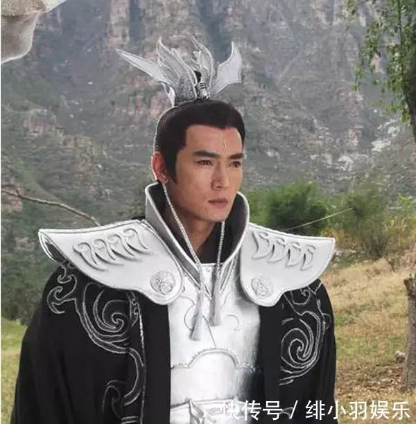 昔日盛世容顏焦恩俊,一夜之間變老,而身邊的哮天犬卻越來越帥!