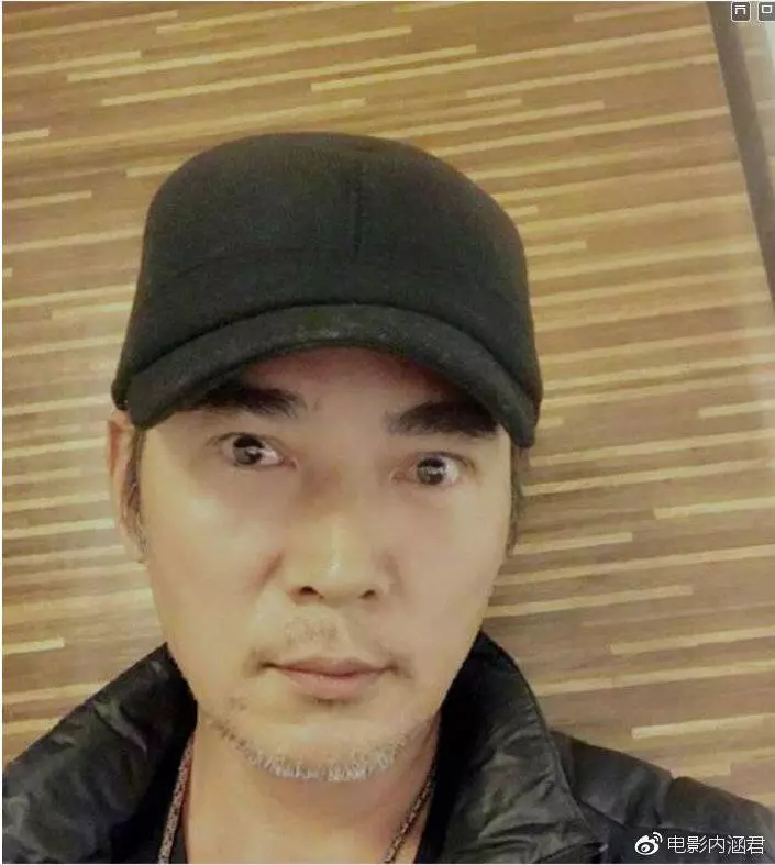 昔日盛世容顏焦恩俊,一夜之間變老,而身邊的哮天犬卻越來越帥!