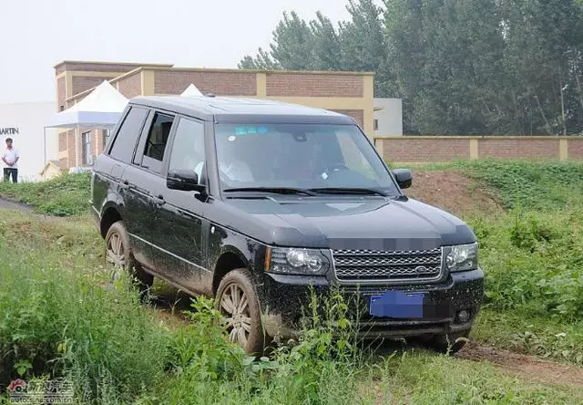 去幼兒園接孩子放學回家,繞路看到老公的車,我給他發了三字簡訊