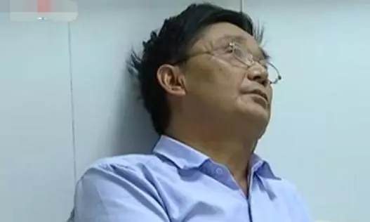 父親出軌與家庭決裂,現生病等錢治,兩兒子見死不救還要寫斷絕書