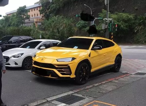 路邊小黃竟是999萬藍寶堅尼SUV!台灣大車隊回應了