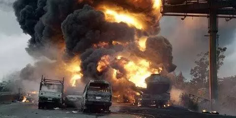 【提防車爆炸!】8樣千萬不能放車內的物品!不想換車就趕緊拿出來~