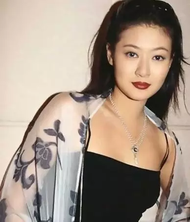 她17歲失身,孩子才半歲就自殺身亡!如今她「兒子」長大了,模樣超帥!沒想到竟跟演藝圈的「某人」超像!