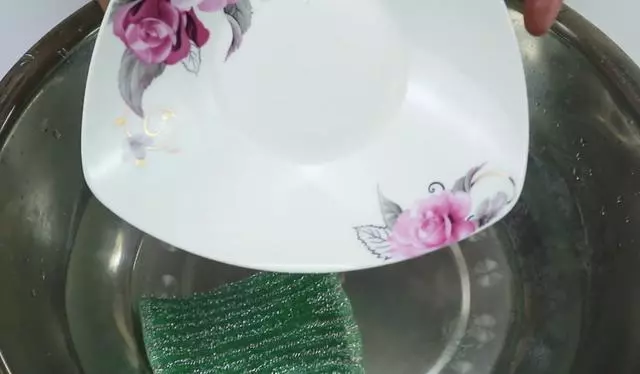 蘇打粉放入冰箱,作用太大了,第二天打開冰箱你會高興的大笑