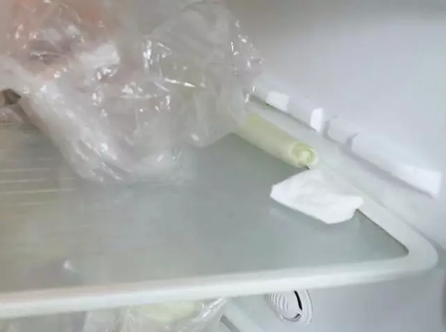 蘇打粉放入冰箱,作用太大了,第二天打開冰箱你會高興的大笑