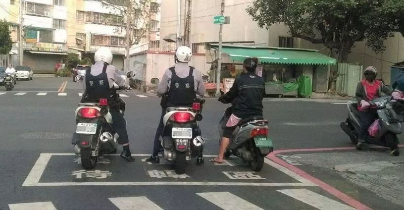 騎車忘戴安全帽!他「就地取材」神偽裝想騙警察,網友全笑炸:「這一定當兵當太久」!