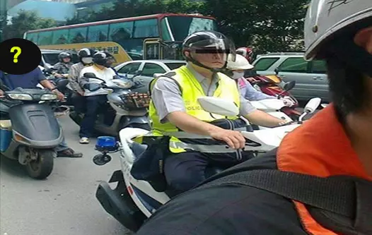 騎車忘戴安全帽!他「就地取材」神偽裝想騙警察,網友全笑炸:「這一定當兵當太久」!