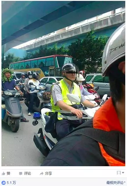 騎車忘戴安全帽!他「就地取材」神偽裝想騙警察,網友全笑炸:「這一定當兵當太久」!