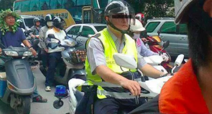 騎車忘戴安全帽!他「就地取材」神偽裝想騙警察,網友全笑炸:「這一定當兵當太久」!