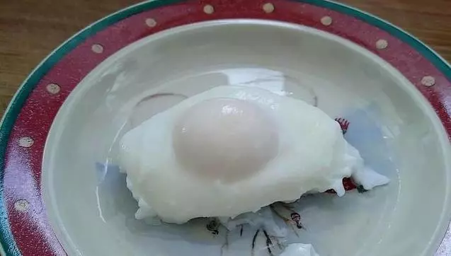 水煮荷包蛋容易散開?只要多加一個「小動作」,荷包蛋個個完整好看