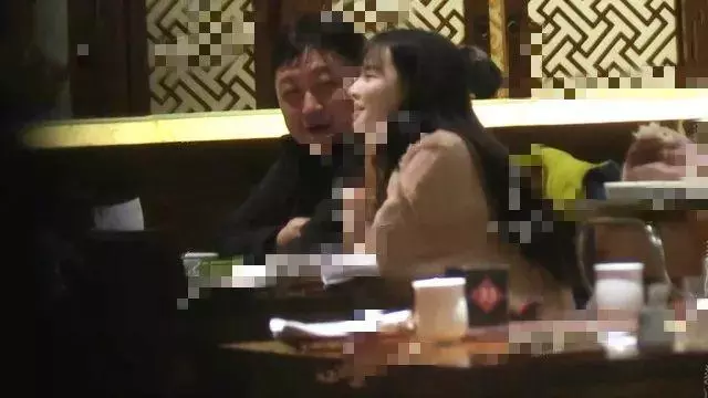 王晶攜「最嫩晶女郎」深夜回公寓,曾傳是私生女,出演其多部作品
