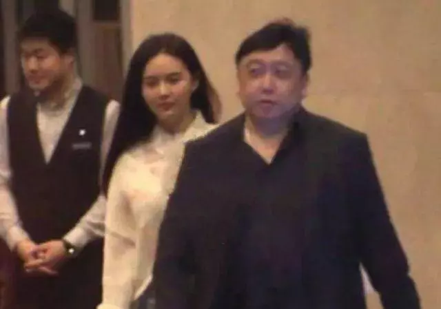 王晶攜「最嫩晶女郎」深夜回公寓,曾傳是私生女,出演其多部作品