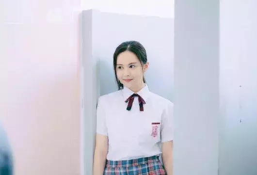 王晶攜「最嫩晶女郎」深夜回公寓,曾傳是私生女,出演其多部作品