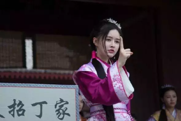 王晶攜「最嫩晶女郎」深夜回公寓,曾傳是私生女,出演其多部作品
