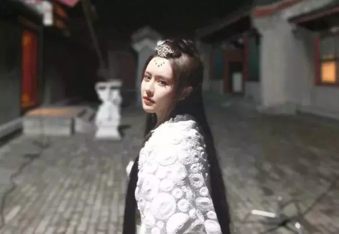 王晶攜「最嫩晶女郎」深夜回公寓,曾傳是私生女,出演其多部作品