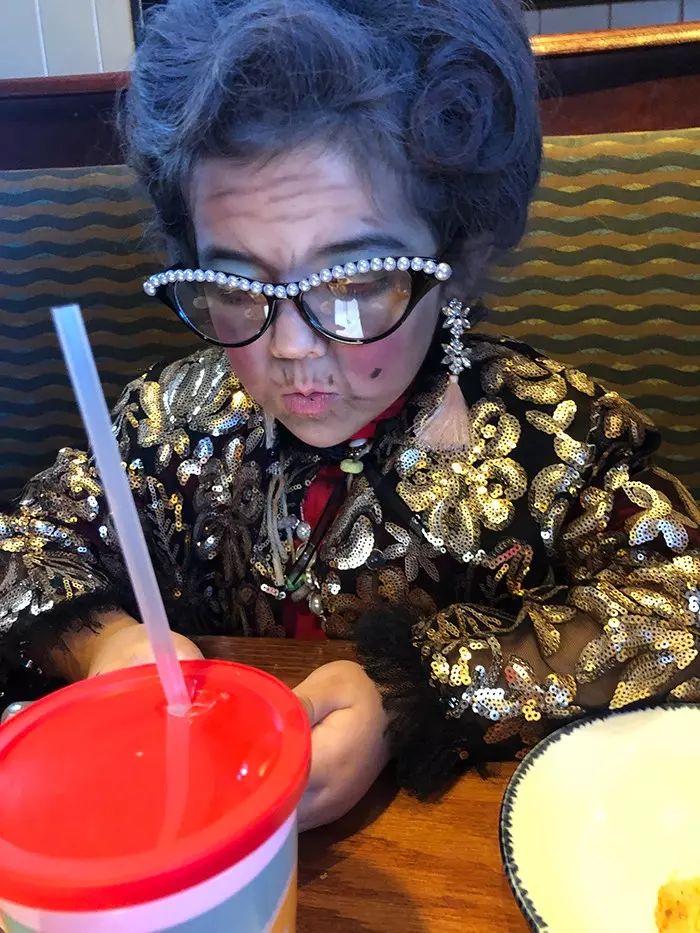 扮公主落伍了!6歲女娃「扮100歲土豪阿嬤」轟動幼稚園 一卸妝「甜美臉蛋」爆紅全國:未來之星❤