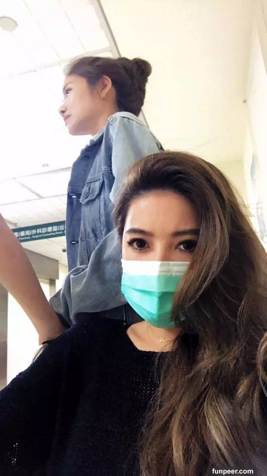 媽媽像姊姊!許維恩63歲媽媽根本「少女嫩臉」網友全傻了:哪個是媽媽?