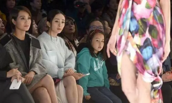 楊冪參加活動被旁邊的小女孩踩到裙尾…她的反應再次驗證了「她的人品」!