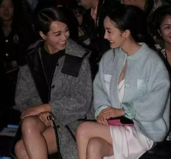 楊冪參加活動被旁邊的小女孩踩到裙尾…她的反應再次驗證了「她的人品」!