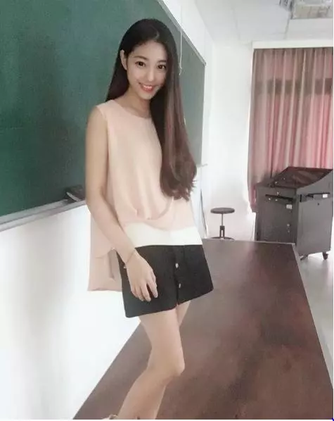 大學女老師竟是天菜級正妹 網友暴動 直呼:我也要選修!