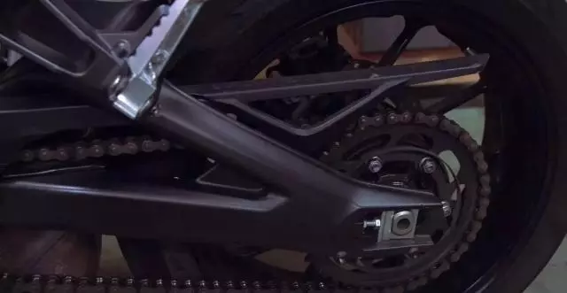 給摩托車鏈上油是一門學問,這種情況頻繁上油,只會火上澆油