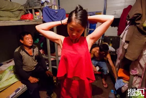 23歲少婦獨自到工地「做粗活賺錢」,丈夫不在身邊的她....竟只能「和7名男工擠一間宿舍」!
