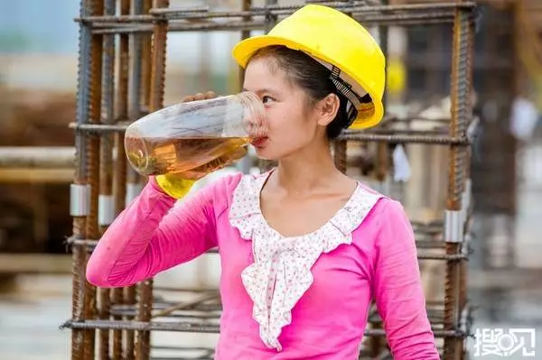 23歲少婦獨自到工地「做粗活賺錢」,丈夫不在身邊的她....竟只能「和7名男工擠一間宿舍」!