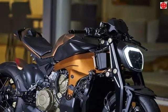 秀車 – Ducati Panigale V4 超跑的定製街車版現身,量產未知