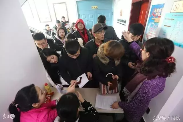 我帶著女兒再嫁,丈夫每天非要親自哄女兒睡,當我打開衣櫃,我嚇傻了!