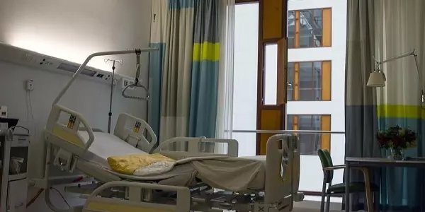 兒子半夜指著病床頭說:「那裏有個小女孩」!老爸驚嚇一整晚不敢睡 真相讓他超崩潰
