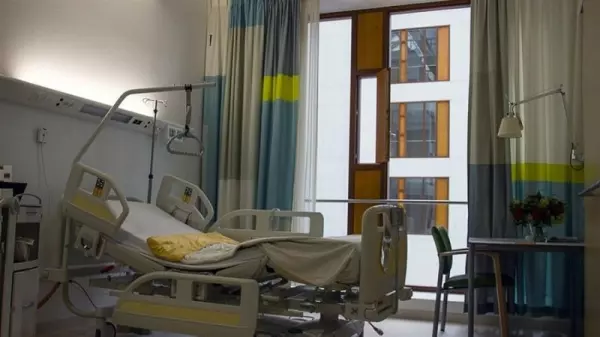兒子半夜指著病床頭說:「那裏有個小女孩」!老爸驚嚇一整晚不敢睡 真相讓他超崩潰